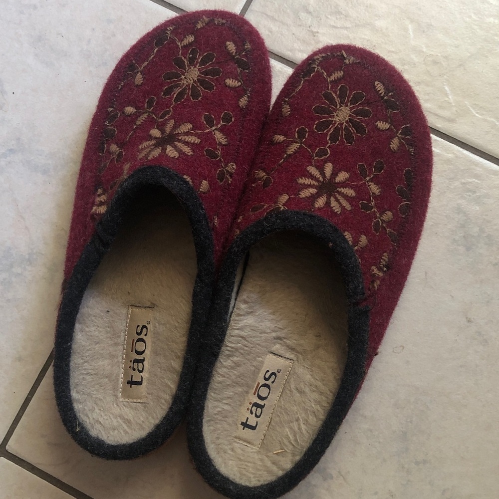 Taos Footwear Women's Burgundy Floral Slip-On Clogs